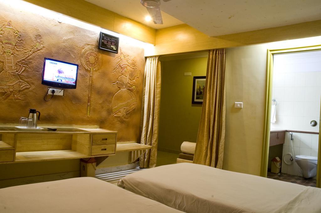 Parklane Hotel Mysore Esterno foto