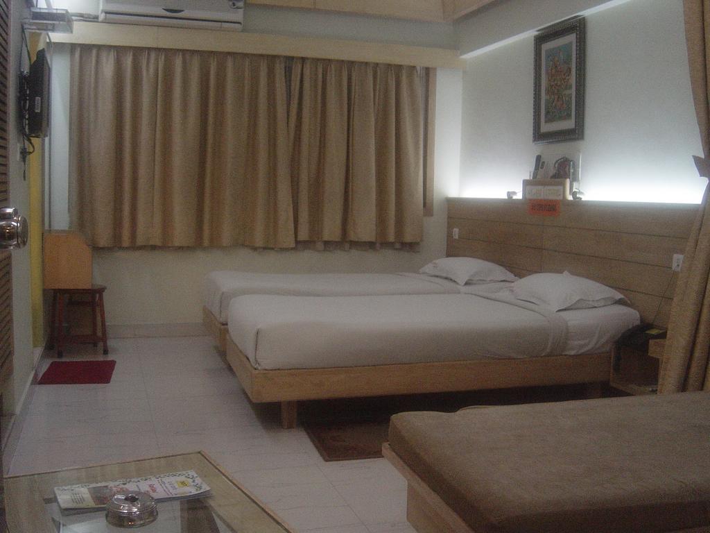 Parklane Hotel Mysore Esterno foto